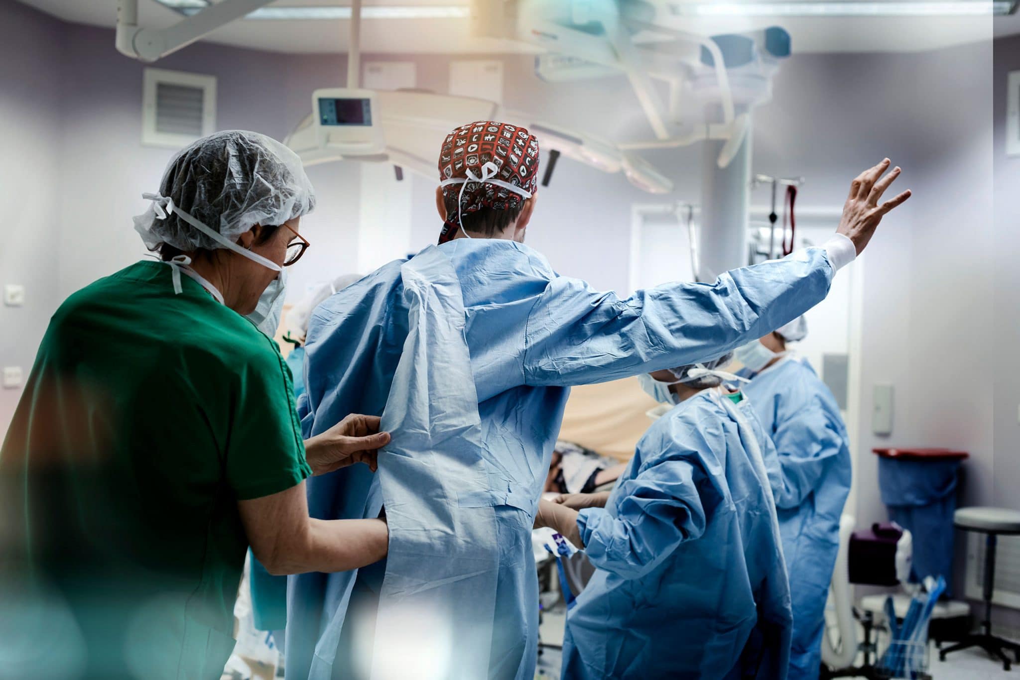 chirurgie en préparation dans une salle d'opération